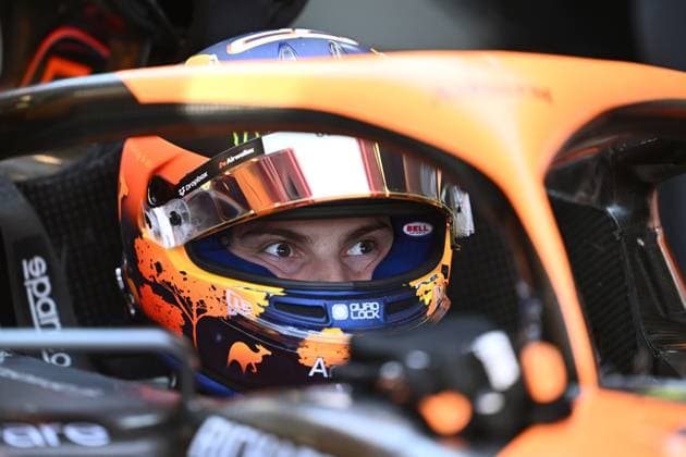 AUSTRALIAN F1 GRAND PRIX, Oscar Piastri of McLaren in the pits during Free Practice Two at the Albert Park Grand Prix Circuit in Melbourne, Friday, March 22, 2024. ( NO ARCHIVING, EDITORIAL USE ONLY, NO USE IN BOOKS WITHOUT CONSENT MELBOURNE VICTORIA AUSTRALIA  Copyright: xJOELxCARRETTx 20240322001920985184