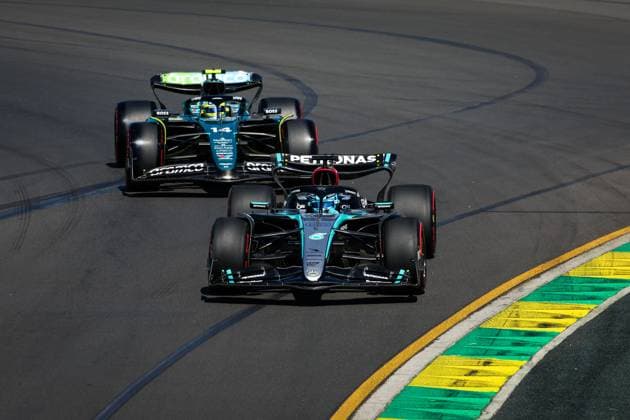 63 RUSSELL George (gbr), Mercedes AMG F1 Team W15, 14 ALONSO Fernando (spa), Aston Martin F1 Team AMR24, action during the Formula 1 Rolex Australian Grand Prix 2024, 3rd round of the 2024 Formula One World Championship, WM, Weltmeisterschaft from March 22 to 24, 2024 on the Albert Park Circuit, in Melbourne, Australia - F1 - AUSTRALIAN GRAND PRIX 2024 DPPI Panoramic 240322_R03_AUSTRALIA_FG_20134
