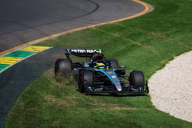 44 HAMILTON Lewis (gbr), Mercedes AMG F1 Team W15, action during the Formula 1 Rolex Australian Grand Prix 2024, 3rd round of the 2024 Formula One World Championship, WM, Weltmeisterschaft from March 22 to 24, 2024 on the Albert Park Circuit, in Melbourne, Australia - F1 - AUSTRALIAN GRAND PRIX 2024 DPPI Panoramic  240322_R03_AUSTRALIA_FG_20180