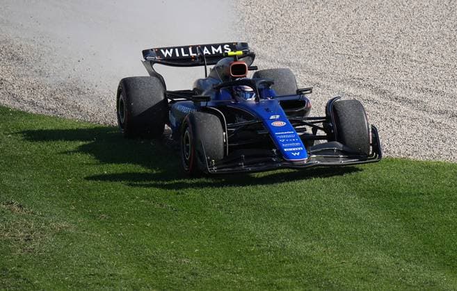 FORMULA 1 ROLEX AUSTRALIAN GRAND PRIX 2024 22 03 2024, Albert Park Circuit, Melbourne, FORMULA 1 ROLEX AUSTRALIAN GRAND PRIX 2024 ,pictured Logan Sargeant USA , Williams Racing riding off into the grass and gravel nordphotoxGmbHx xBratic nph00250