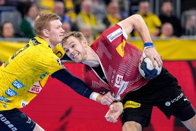 from left Ymir Örn Gislason RNL, 33 , Mathias Gidsel Füchse, 19 , duel, duel, duel, tackle, tackling, dynamics, action, action, 21 03 2024, Mannheim Germany , Handball, Bundesliga, Rhein Neckar Löwen Füchse Berlin xozx
