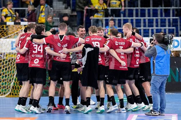Spieler der Füchse Berlin, Jubel nach dem Schlusspfiff, Freude über den Sieg, Sieger, Gewinner, jubelt, jubeln, fröhlich, optimistisch, Highlight, Action, Aktion, tanzen im Kreis, Teamkreis, Mannschaftskreis, 21.03.2024, Mannheim (Deutschland), Handball, Bundesliga, Rhein-Neckar Löwen - Füchse Berlin xozx