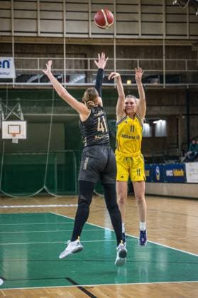 Basketball Berlin 22 03 2024 Season 2023 2024 1 Bundesliga DBBL Alba Berlin Saarlouis Royals Nina Rosemeyer Alba, No 11 Milena Marjanovic Saarlouis, No 41