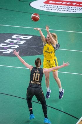 Basketball Berlin 22 03 2024 Season 2023 2024 1 Bundesliga DBBL Alba Berlin Saarlouis Royals Nina Rosemeyer Alba, No 11 Sanja Mandic Saarlouis, No 10