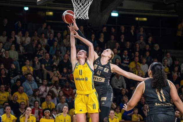 Basketball Berlin 22 03 2024 Season 2023 2024 1 Bundesliga DBBL Alba Berlin Saarlouis Royals Nina Rosemeyer Alba, No 11 Milena Marjanovic Saarlouis, No 41