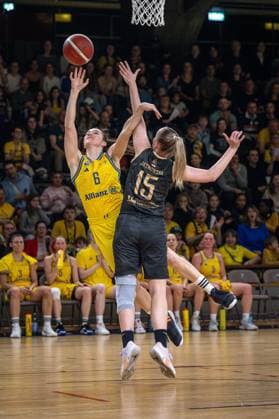 Basketball Berlin 22 03 2024 Season 2023 2024 1 Bundesliga DBBL Alba Berlin Saarlouis Royals Tessa Stammberger Alba, No 06 Monika Jasnowska Saarlouis, No 15