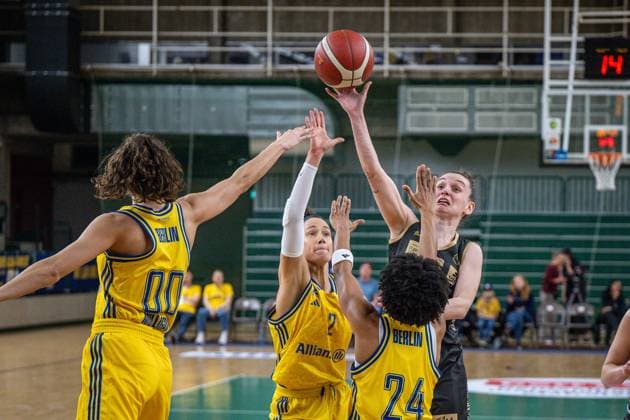 Basketball Berlin 22 03 2024 Season 2023 2024 1 Bundesliga DBBL Alba Berlin Saarlouis Royals Sanja Mandic Saarlouis, No 10 Deeshyra Thomas Alba, No 24 Stefanie Grigoleit Alba, No 02