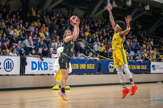 Basketball Berlin 22 03 2024 Season 2023 2024 1 Bundesliga DBBL Alba Berlin Saarlouis Royals Isabelle Spingola Saarlouis, No 30 Deeshyra Thomas Alba, No 24