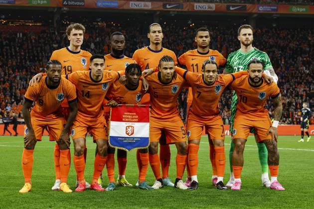 AMSTERDAM - (above l-r) Mats Wieffer of Holland, Lutsharel Geertruida of Holland, Virgil van Dijk of Holland, Cody Gakpo of Holland, Holland goalkeeper Mark Flokken (below l-r) Georginio Wijnaldum of Holland, Tijjani Reijnders of Holland, Jeremie Frimpong of Holland, Nathan Ake of Holland, Xavi Simons of Holland, Memphis Depay of Holland during the friendly Interland match between the Netherlands and Scotland at the Johan Cruijff ArenA on March 22, 2024 in Amsterdam, Netherlands. ANP KOEN VAN WEEL International Friendly, Länderspiel, Nationalmannschaft 2023 2024 xVIxANPxSportx xxANPxIVx 494307395 originalFilename: 494307395.jpg