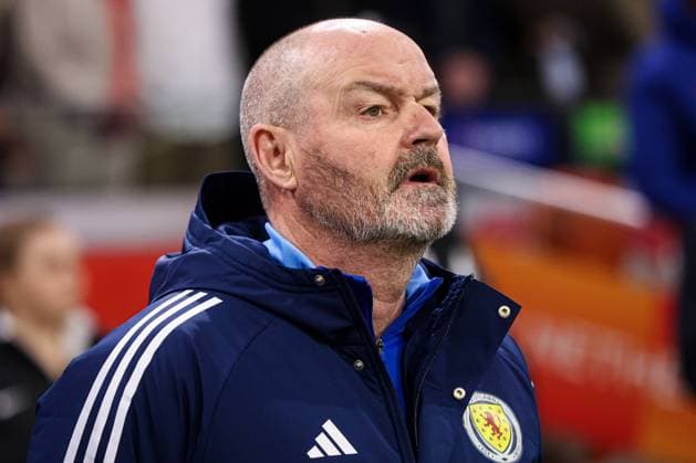 2024-03-22 Netherlands v Scotland - International Friendly, Länderspiel, Nationalmannschaft AMSTERDAM, NETHERLANDS - MARCH 22: head coach Steve Clarke of Scotland during the national anthem during the International Friendly match between Netherlands and Scotland at Johan Cruijff ArenA on March 22, 2024 in Amsterdam, Netherlands. (Photo by Peter Lous BSR Agency) Amsterdam Netherlands Content not available for redistribution in The Netherlands directly or indirectly through any third parties. Copyright: xBSRxAgencyx