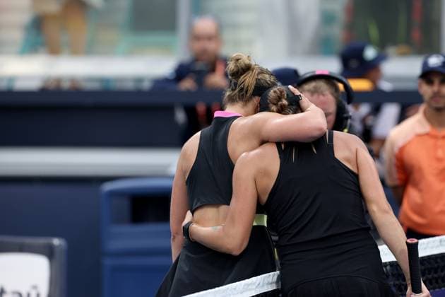Sport Themen der Woche KW12 Sport Bilder des Tages March 22, 2024, Miami Gardens, Florida, United States Of America: MIAMI GARDENS, FLORIDA - MARCH 22: Aryna Sabalenka of Belarus defeats Paula Badosa of Spain in the second round on Day 7 of the Miami Open Presented by Itau at Hard Rock Stadium on March 22, 2024 in Miami Gardens, Florida ...People: Aryna Sabalenka, Paula Badosa Miami Gardens United States Of America - ZUMAs214 20240322_ada_s214_010 Copyright: xSMGx