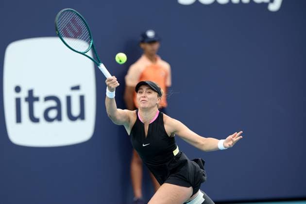 March 22, 2024, Miami Gardens, Florida, United States Of America: MIAMI GARDENS, FLORIDA - MARCH 22: Aryna Sabalenka of Belarus defeats Paula Badosa of Spain in the second round on Day 7 of the Miami Open Presented by Itau at Hard Rock Stadium on March 22, 2024 in Miami Gardens, Florida ...People: Paula Badosa Miami Open Presented by Itau 2024 - Day 7  - ZUMAs214 20240322_ada_s214_022 Copyright: xSMGx