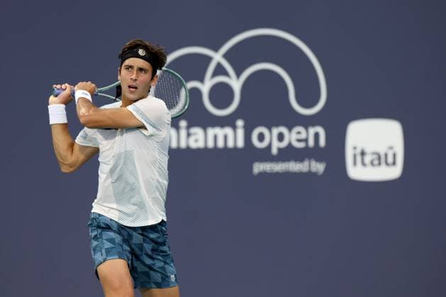 March 22, 2024, Miami Gardens, Florida, United States Of America: MIAMI GARDENS, FLORIDA - MARCH 22: Andy Murray of the United Kingdom hits a shot against TomoÂ¡s MartoÂ­n Etcheverry of Argentina during their match on day 7 of the Miami Open at Hard Rock Stadium on March 22, 2024 in Miami Gardens, Florida....People: Tomas Martin Etcheverry Miami Open Presented by Itau 2024 - Day 7  - ZUMAs214 20240322_ada_s214_149 Copyright: xSMGx