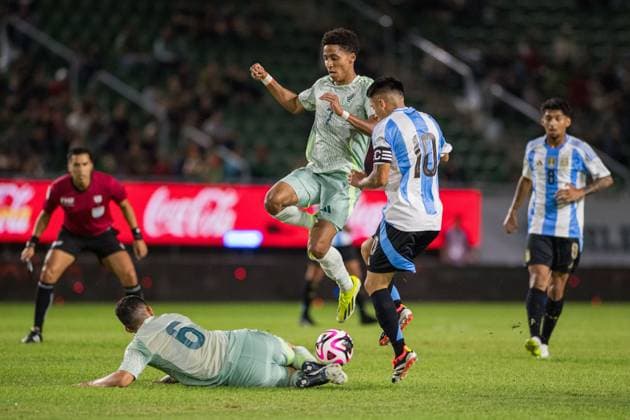 RECORD DATE NOT STATED Seleccion Mexicana Sub-23 2024 Mexico vs Argentina Jonathan Herrera (L) of Mexico fights for the ball with Thiago Almada (R) of Argentina during the friendly match between Mexico U-23 (Mexican national team, Nationalteam and Argentina U-23, at El Encanto Stadium, Mazatlan, Sinaloa, on March 22, 2024. MAZATLAN SINALOA MEXICO  Copyright: xRobertoxEcheagarayx 20240322203642_SMN_U23_MEX_ARG_HERRERA90