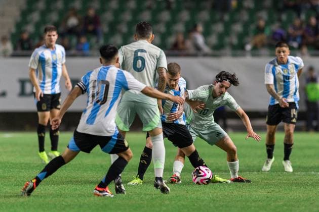 RECORD DATE NOT STATED Seleccion Mexicana Sub-23 2024 Mexico vs Argentina Lucas Beltran (L) of Argentina fights for the ball with Jordan Carrillo (R) of Mexico during the friendly match between Mexico U-23 (Mexican national team, Nationalteam and Argentina U-23, at El Encanto Stadium, Mazatlan, Sinaloa, on March 22, 2024. MAZATLAN SINALOA MEXICO  Copyright: xRobertoxEcheagarayx 20240322202205_SMN_U23_MEX_ARG_CARRILLO56
