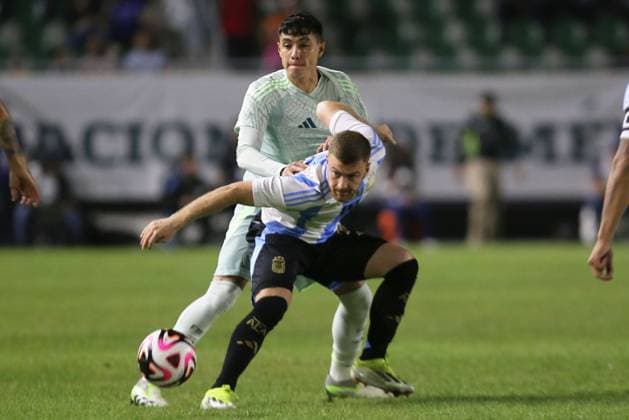 RECORD DATE NOT STATED Seleccion Mexicana Sub-23 2024 Mexico vs Argentina Emilio Lara (L) of Mexico fights for the ball with Lucas Beltran (R) of Argentina during the friendly match between Mexico U-23 (Mexican national team, Nationalteam and Argentina U-23, at El Encanto Stadium, Mazatlan, Sinaloa, on March 22, 2024. MAZATLAN SINALOA MEXICO  Copyright: xCarlosxLopezx 20240322203217_SMN_U23_MEX_ARG_BELTRAN77