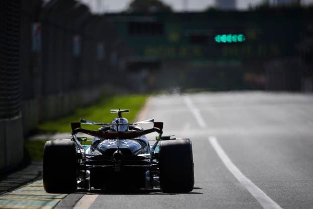44 HAMILTON Lewis (gbr), Mercedes AMG F1 Team W15, action during the Formula 1 Rolex Australian Grand Prix 2024, 3rd round of the 2024 Formula One World Championship, WM, Weltmeisterschaft from March 22 to 24, 2024 on the Albert Park Circuit, in Melbourne, Australia - F1 - AUSTRALIAN GRAND PRIX 2024 DPPI Panoramic  240323_R03_AUSTRALIA_EA015827