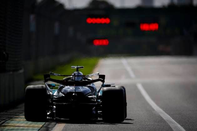 63 RUSSELL George (gbr), Mercedes AMG F1 Team W15, action during the Formula 1 Rolex Australian Grand Prix 2024, 3rd round of the 2024 Formula One World Championship, WM, Weltmeisterschaft from March 22 to 24, 2024 on the Albert Park Circuit, in Melbourne, Australia - F1 - AUSTRALIAN GRAND PRIX 2024 DPPI Panoramic  240323_R03_AUSTRALIA_EA016381