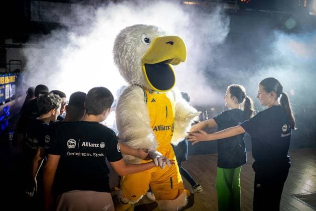 Basketball Berlin 22 03 2024 Season 2023 2024 1 Bundesliga DBBL Alba Berlin Saarlouis Royals Team presentation Alba Albatros mascot