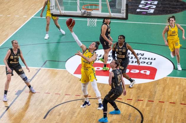 Basketball Berlin 22 03 2024 Season 2023 2024 1 Bundesliga DBBL Alba Berlin Saarlouis Royals Stefanie Grigoleit Alba, No 02 Sanja Mandic Saarlouis, No 10