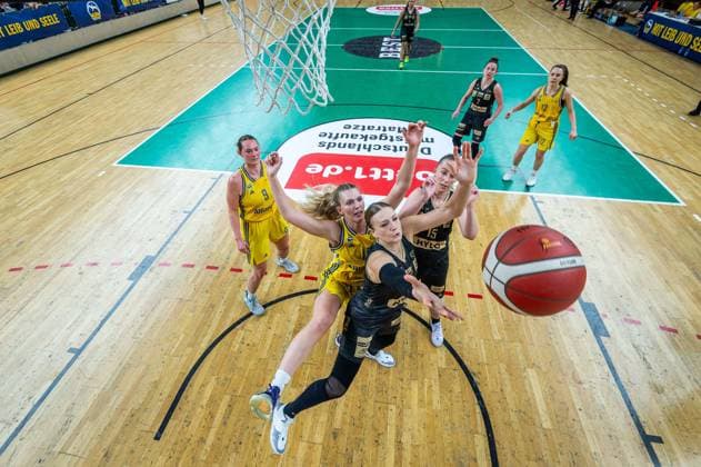 Basketball Berlin 22 03 2024 Season 2023 2024 1 Bundesliga DBBL Alba Berlin Saarlouis Royals Milena Marjanovic Saarlouis, No 41 Nina Rosemeyer Alba, No 11