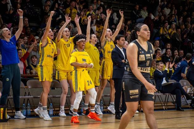 Basketball Berlin 22 03 2024 Season 2023 2024 1 Bundesliga DBBL Alba Berlin Saarlouis Royals Jubel Alba Marie Bertholdt Alba, No 04 Theresa Simon Alba, No 03 Wiebke Schwartau Alba, No 13 Deeshyra Thomas Alba, No 24 Maggie Mulligan Alba, No 00 Margaret Tessa Stammberger Alba, No 06 Cristo Cabrera Alba, Coach vlnr Destiny Lynn Littleton Saarlouis, No 11