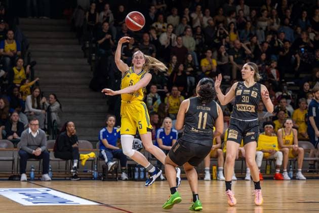 Basketball Berlin 22 03 2024 Season 2023 2024 1 Bundesliga DBBL Alba Berlin Saarlouis Royals Lucy Reuß Alba, No 05 Reuss Destiny Lynn Littleton Saarlouis, No 11 Isabelle Spingola Saarlouis, No 30