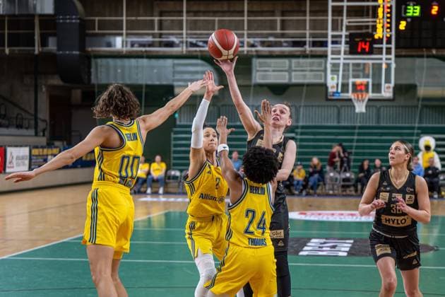 Basketball Berlin 22 03 2024 Season 2023 2024 1 Bundesliga DBBL Alba Berlin Saarlouis Royals Monika Jasnowska Saarlouis, No 15 Deeshyra Thomas Alba, No 24 Stefanie Grigoleit Alba, No 02 Maggie Mulligan Alba, No 00 Margaret