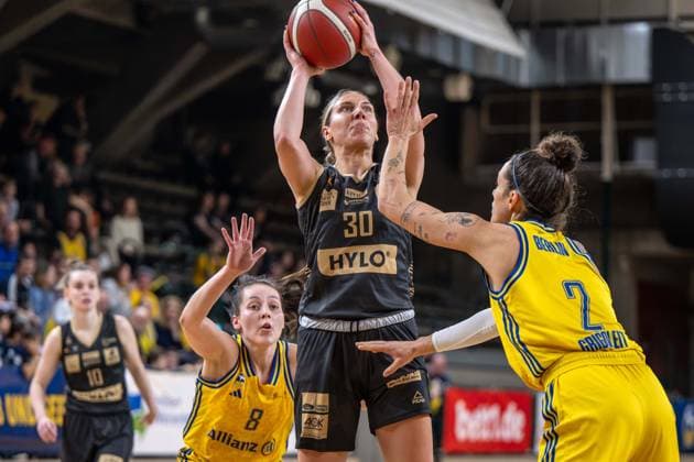 Basketball Berlin 22 03 2024 Season 2023 2024 1 Bundesliga DBBL Alba Berlin Saarlouis Royals Isabelle Spingola Saarlouis, No 30 Stefanie Grigoleit Alba, No 02 Henriette Höfermann Alba, No 08