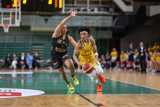 Basketball Berlin 22 03 2024 Season 2023 2024 1 Bundesliga DBBL Alba Berlin Saarlouis Royals Deeshyra Thomas Alba, No 24 Destiny Lynn Littleton Saarlouis, No 11
