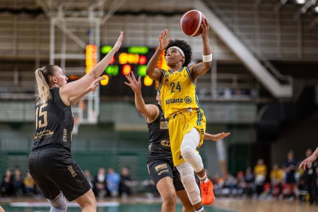 Basketball Berlin 22 03 2024 Season 2023 2024 1 Bundesliga DBBL Alba Berlin Saarlouis Royals Deeshyra Thomas Alba, No 24 Destiny Lynn Littleton Saarlouis, No 11 verd Monika Jasnowska Saarlouis, No 15