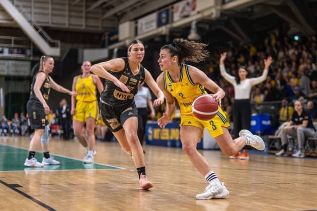 Basketball Berlin 22 03 2024 Season 2023 2024 1 Bundesliga DBBL Alba Berlin Saarlouis Royals Theresa Simon Alba, No 03 Isabelle Spingola Saarlouis, No 30