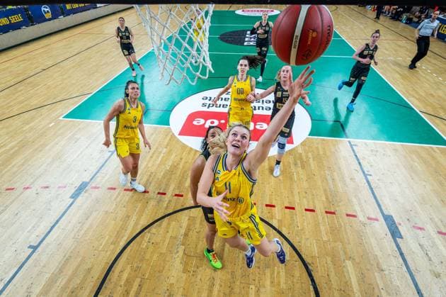 Basketball Berlin 22 03 2024 Season 2023 2024 1 Bundesliga DBBL Alba Berlin Saarlouis Royals Nina Rosemeyer Alba, No 11 Destiny Lynn Littleton Saarlouis, No 11 verd