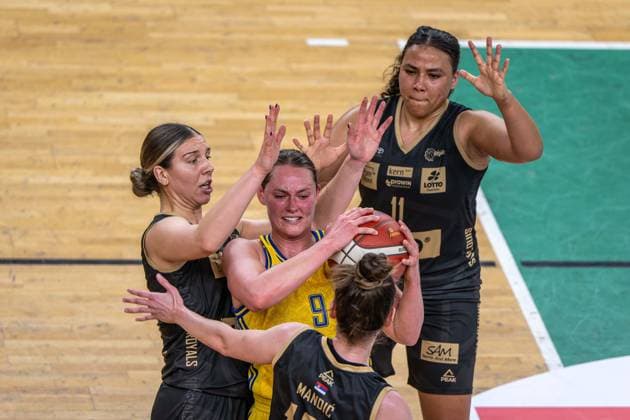 Basketball Berlin 22 03 2024 Season 2023 2024 1 Bundesliga DBBL Alba Berlin Saarlouis Royals Laina Snyder Alba, No 09 Sanja Mandic Saarlouis, No 10 Isabelle Spingola Saarlouis, No 30 Destiny Lynn Littleton Saarlouis, No 11