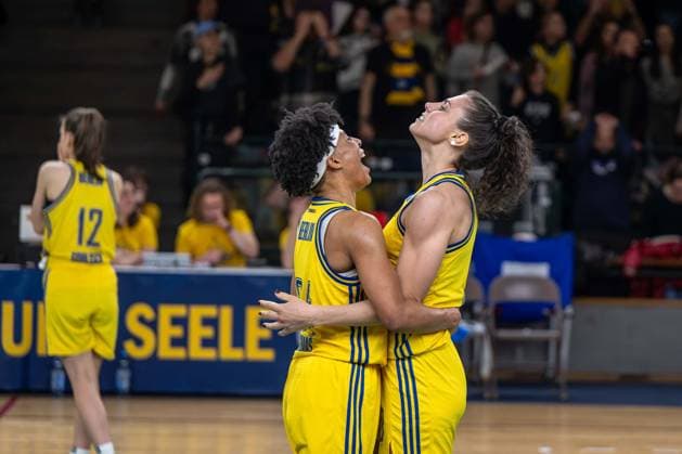 Basketball Berlin 22 03 2024 Season 2023 2024 1 Bundesliga DBBL Alba Berlin Saarlouis Royals Deeshyra Thomas Alba, No 24 Theresa Simon Alba, No 03