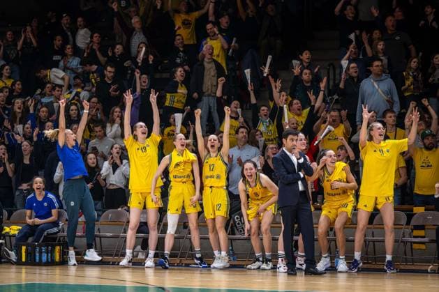 Basketball Berlin 22 03 2024 Season 2023 2024 1 Bundesliga DBBL Alba Berlin Saarlouis Royals Jubel Alba Marie Bertholdt Alba, No 04 Wiebke Schwartau Alba, No 13 Lucy Reuß Alba, No 05 Reuss Lena Gohlisch Alba, No 12 Henriette Höfermann Alba, No 08 Cristo Cabrera Alba, Coach Leoni Kreyenfeld Alba, No 07 Maggie Mulligan Alba, No 00 Margaret Nina Rosemeyer Alba, No 11 vlnr