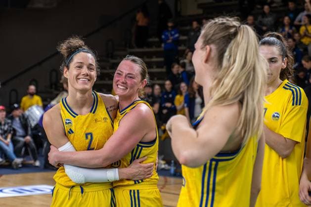 Basketball Berlin 22 03 2024 Season 2023 2024 1 Bundesliga DBBL Alba Berlin Saarlouis Royals Cheering Alba after the victory Stefanie Grigoleit Alba, No 02 Laina Snyder Alba, No 09 and others