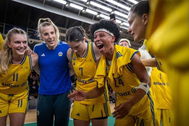 Basketball Berlin 22 03 2024 Season 2023 2024 1 Bundesliga DBBL Alba Berlin Saarlouis Royals Cheering Alba after the victory Deeshyra Thomas Alba, No 24 Leoni Kreyenfeld Alba, No 07 Marie Bertholdt Alba, No 04 Nina Rosemeyer Alba, No 11 and others