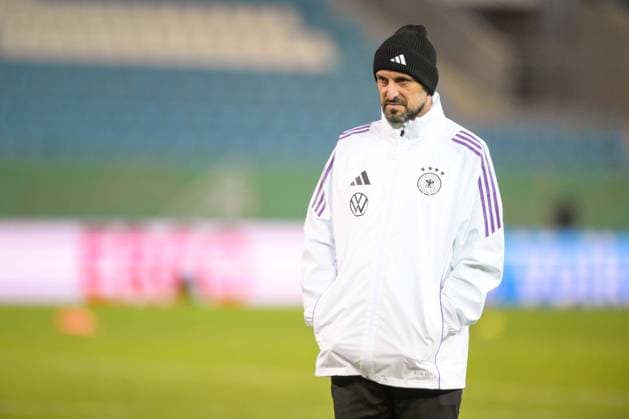 soccer, national team DFB U21, 20240321, final training Germany Kosovo In the picture coach of the DFB U21 Antonio Di SALVO portrait upper body half figure cropped single motif hands in pocket Chemnitz stadium at the Gellertstraße Saxony Germany Copyright: Passion2Press MarkusxFischerx