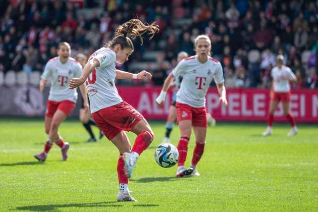 Martyna Wiankowska 1 FC Koeln, 26 nimmt den Ball volley Fußball Google Pixel Frauen Bundesliga, Saison 2023 2024, 16 Spieltag, 1 FC Koeln 1 FC Nuernberg am 23 03 2024 im Franz Kremer Stadion in Koeln Wichtiger Hinweis Gemäß dem Vorgaben der DFL Deutsche Fussball Liga bzw. des DFB Deutscher Fussball Bund ist es verboten, in dem Stadion und oder vom Spiel angefertigte Fotoaufnahmen in Form von Sequenzbildern und oder videoähnlichen Fotostrecken zu nutzen bzw. verwerten zu lassen Foto Kirchner Media TH Copyright: xKirchner-Media THx