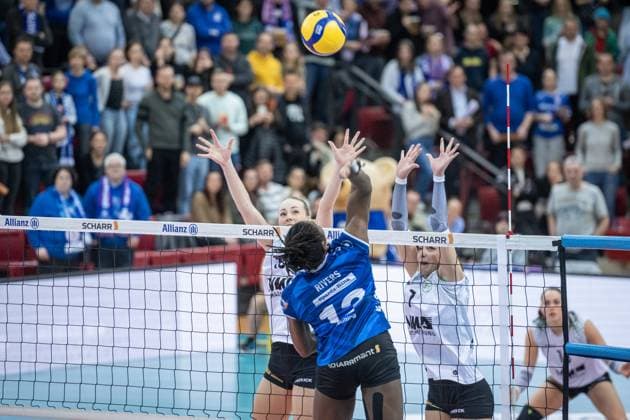 Krystal Rivers Allianz MTV Stuttgart, 13 vs USC Block from Amalie Joergensen USC Muenster, 10 and Elena Koemmling USC Muenster, 07 , re Allianz MTV Stuttgart USC Muenster, 23 03 2024, Stuttgart SCHARRena , DEU Allianz MTV Stuttgart USC Muenster, Sport, Volleyball Bundesliga, Women, VBL, Season 2023 24, 23 03 2024, Stuttgart SCHARRena , DEU Stuttgart Copyright: xSandyxDinkelackerx EP_SDR