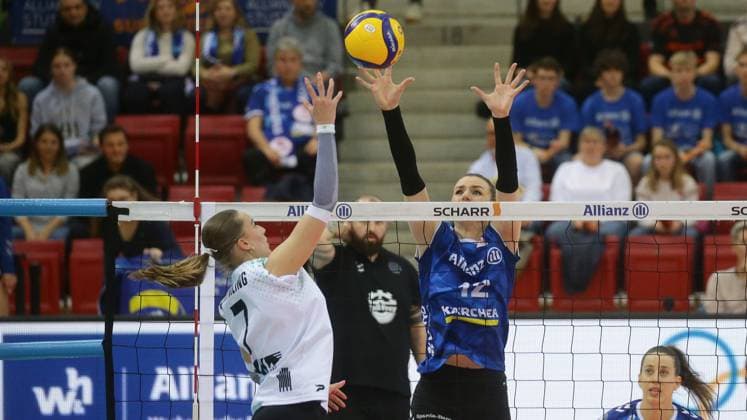 Stuttgart , Volleyball Bundesliga Womens PlayOff Quarterfinal Game 1, Allianz MTV Stuttgart vs USC Münster , from left Elena Kömmling Münster Britt Bongaerts Stgt