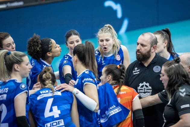 Time out at MTV Stuttgart re Konstantin Bitter Coach Allianz MTV Stuttgart Allianz MTV Stuttgart USC Muenster, 23 03 2024, Stuttgart SCHARRena , DEU Allianz MTV Stuttgart USC Muenster, Sport, Volleyball Bundesliga, Frauen, VBL, Saison 2023 24, 23 03 2024, Stuttgart SCHARRena , DEU Stuttgart Copyright: xSandyxDinkelackerx EP_SDR