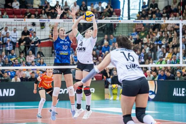 Jenna Ewert USC Muenster, 04 on the ball, Jolien Knollema Allianz MTV Stuttgart, 10 on Stuttgart side Allianz MTV Stuttgart USC Muenster, 23 03 2024, Stuttgart SCHARRena , DEU Allianz MTV Stuttgart USC Muenster, Sport, Volleyball Bundesliga, Women, VBL, Season 2023 24, 23 03 2024, Stuttgart SCHARRena , DEU Stuttgart Copyright: xSandyxDinkelackerx EP_SDR