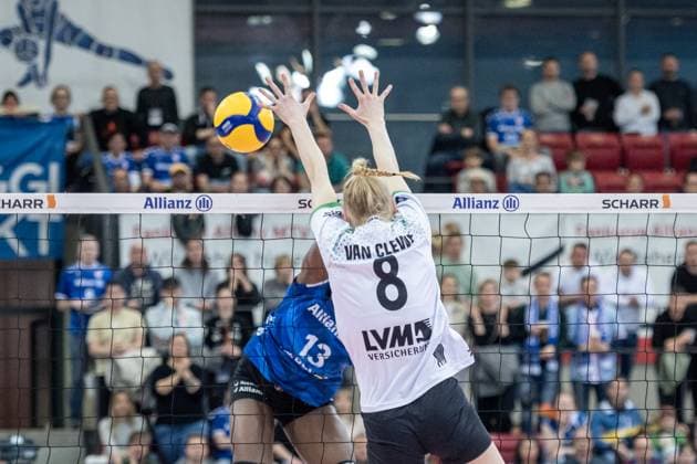 Luisa van Clewe USC Muenster, 08 blocks ball from Krystal Rivers Allianz MTV Stuttgart, 13 Allianz MTV Stuttgart USC Muenster, 23 03 2024, Stuttgart SCHARRena , DEU Allianz MTV Stuttgart USC Muenster, Sport, Volleyball Bundesliga, Women, VBL, Season 2023 24, 23 03 2024, Stuttgart SCHARRena , DEU Stuttgart Copyright: xSandyxDinkelackerx EP_SDR