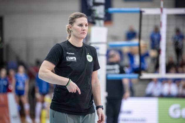 Lisa Thomsen Coach USC Muenster gives tactical hand signal Allianz MTV Stuttgart USC Muenster, 23 03 2024, Stuttgart SCHARRena , DEU Allianz MTV Stuttgart USC Muenster, Sport, Volleyball Bundesliga, Women, VBL, Season 2023 24, 23 03 2024, Stuttgart SCHARRena , DEU Stuttgart Copyright: xSandyxDinkelackerx EP_SDR