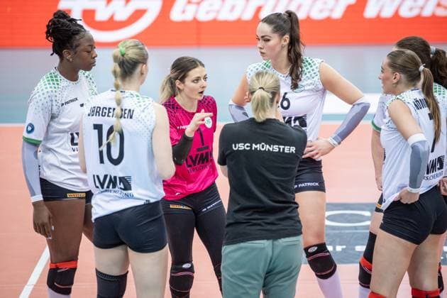 Zoe Fleck USC Muenster, 01 speaks to the team Allianz MTV Stuttgart USC Muenster, 23 03 2024, Stuttgart SCHARRena , DEU Allianz MTV Stuttgart USC Muenster, Sport, Volleyball Bundesliga, Women, VBL, Season 2023 24, 23 03 2024, Stuttgart SCHARRena , DEU Stuttgart Copyright: xSandyxDinkelackerx EP_SDR