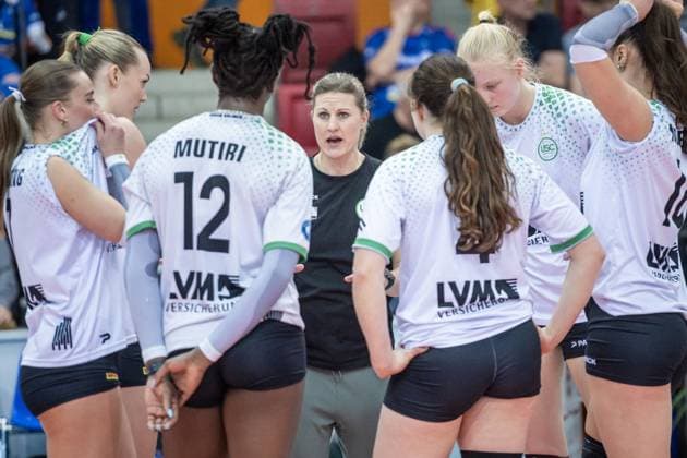Lisa Thomsen Coach USC Muenster Address to the Team Allianz MTV Stuttgart USC Muenster, 23 03 2024, Stuttgart SCHARRena , DEU Allianz MTV Stuttgart USC Muenster, Sport, Volleyball Bundesliga, Women, VBL, Season 2023 24, 23 03 2024, Stuttgart SCHARRena , DEU Stuttgart Copyright: xSandyxDinkelackerx EP_SDR