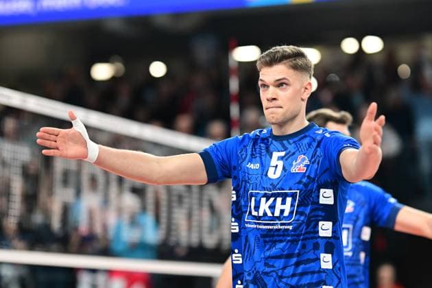 Volleyball I Men I 2023 2024 I Bundesliga I Playoffs I Quarterfinals I Game 2 I SVG Lüneburg WWK Volleys Herrsching I 23 3 2024 Cheers, enthusiasm, euphoria, joy, happiness, cheerfulness at Erik Johannes Röhrs 5, SVG Lüneburg he congratulates Xander Wolf Wassenaar Ketrzynski 11, SVG Lüneburg as the first Lüneburg LKH Arena Niedersachsen Germany Copyright: xLobeca AndreasxHannigx
