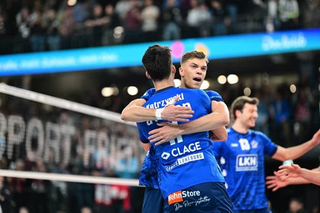 Volleyball I Men I 2023 2024 I Bundesliga I Playoffs I Quarterfinals I Game 2 I SVG Lüneburg WWK Volleys Herrsching I 23 3 2024 Cheers, enthusiasm, euphoria, joy, happiness, cheerfulness at Erik Johannes Röhrs 5, SVG Lüneburg he congratulates Xander Wolf Wassenaar Ketrzynski 11, SVG Lüneburg as the first Lüneburg LKH Arena Niedersachsen Germany Copyright: xLobeca AndreasxHannigx
